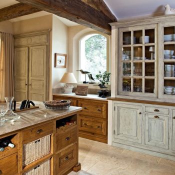 Cuisine Aix en Provence rustique vieux bois et laque patinée - photo 03