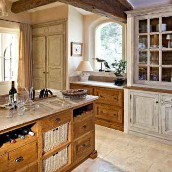 Cuisine Aix en Provence rustique vieux bois et laque patinée - photo 04