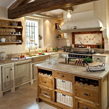 Cuisine Aix en Provence rustique vieux bois et laque patinée - photo 06